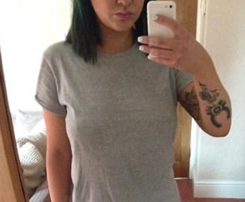 Kate Hannah, cameriera: "Licenziata dal pub perché senza reggiseno"