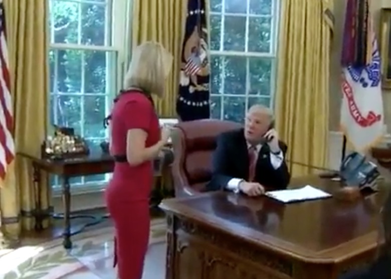 YOUTUBE Donald Trump al telefono con il premier irlandese flirta con la giornalista