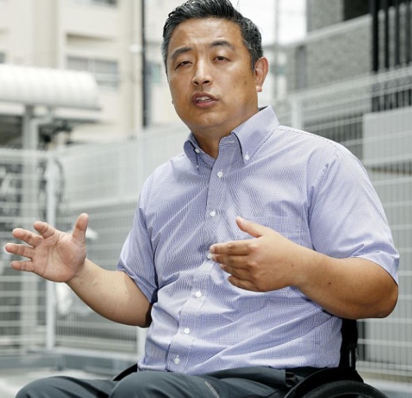 Giappone, disabile costretto a strisciare sulla scaletta dell'aereo. Equipaggio si rifiuta di aiutarlo