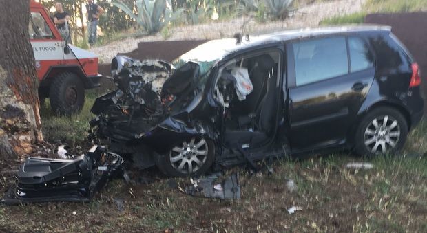Brindisi, Lorenzo Protopapa muore in incidente stradale: auto contro un pino