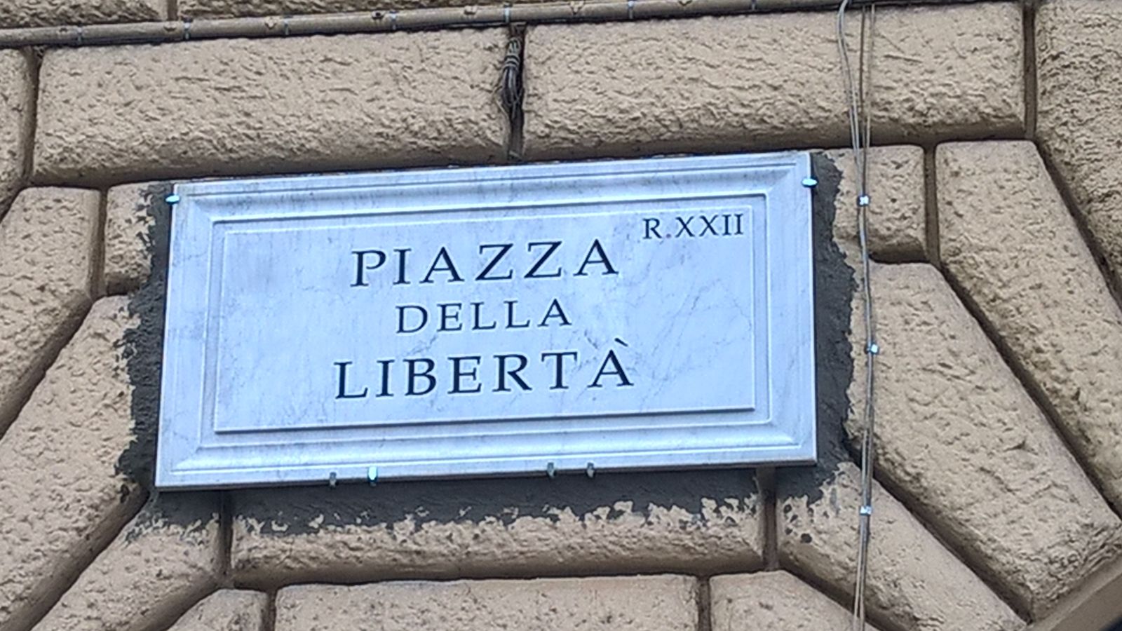 Roma, albero cade e ferisce passante in Piazza della Libertà