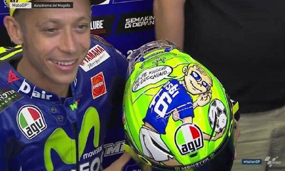 Valentino Rossi e il casco per Francesco Totti: "Mo Je faccio er cucchiaio" FOTO