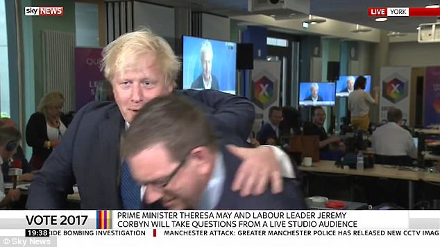 Boris Johnson cerca di far cadere con uno spintone un deputato laburista