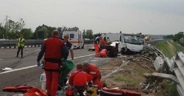 Autostrada A4, auto esce di strada: conducente morto sul colpo