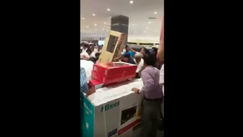 Centro commerciale regala merce per 30 minuti per festeggiare Ramadan: ecco quello che succede