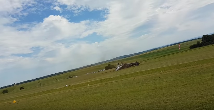 Aereo seconda guerra mondiale esplode e si ribalta: pilota resta bloccato