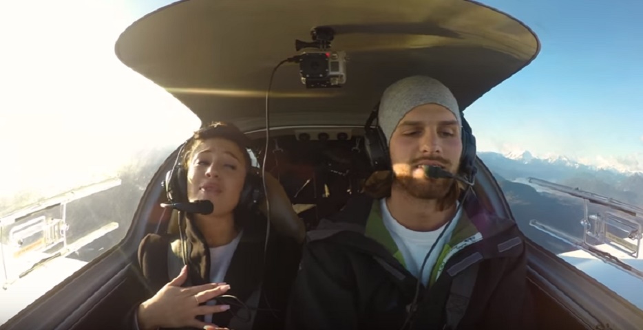 Finge guasto all'aereo per chiedere alla fidanzata di sposarlo