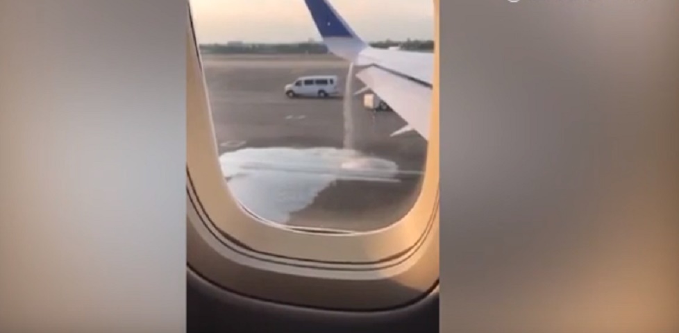 Aereo perde carburante dall'ala: volo cancellato