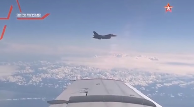 YOUTUBE F-16 Nato si avvicina all'aereo del Ministro russo Shoigu. Interviene caccia di Mosca