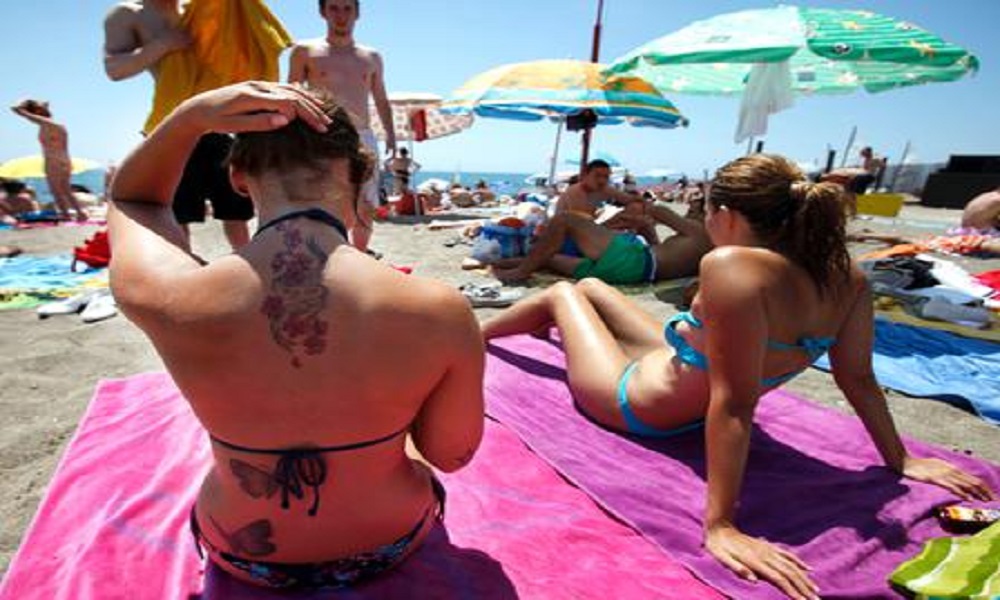 Alassio, mille turisti in 200 metri di spiaggia: scoppia la rissa