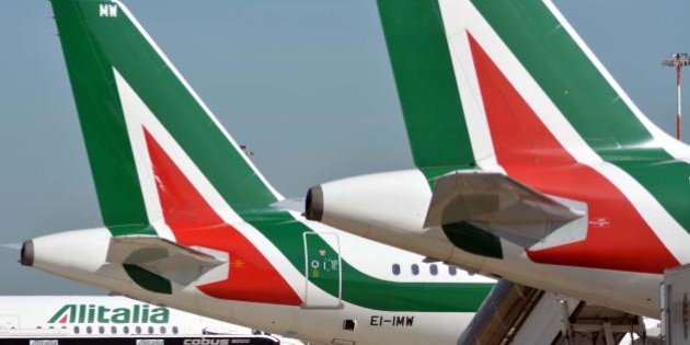 Alitalia, addio caffè, snack e salviettine: solo acqua a bordo