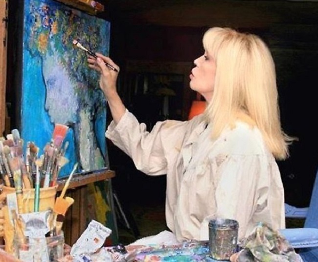 Amanda Lear: "Salvador Dalì non può essere il padre di Pilar Abel perché era impotente"