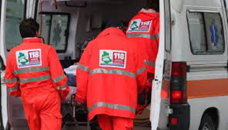 Villongo (Bergamo), la aggredisce col coltello: lei lo travolge e uccide con l'auto