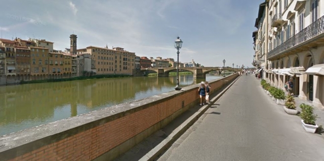 Firenze, turista fa un volo di 5 metri e cade nell'Arno