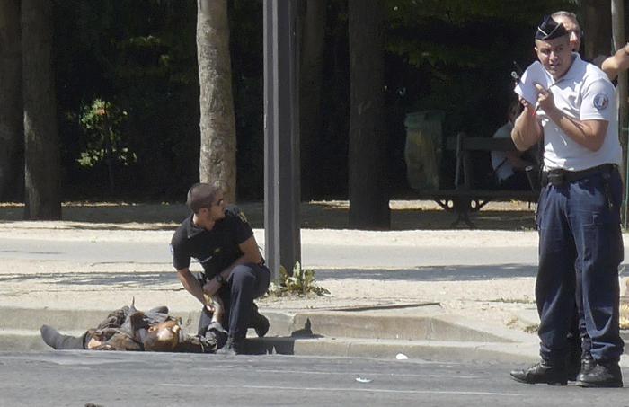 Champs-Elysées, attentatore Adam Lotfi Djaziri segnalato nel 2013 dai servizi segreti della Tunisia