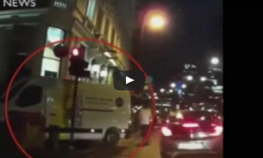 YOUTUBE Attentato Londra, il van dei terroristi ripreso dalla dashcam di un tassista