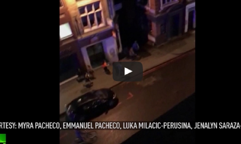 YOUTUBE Attentato Londra, le persone in fuga: la scena ripresa dall'alto