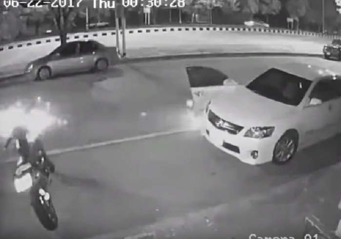 Apre sportello senza guardare, finisce malissimo