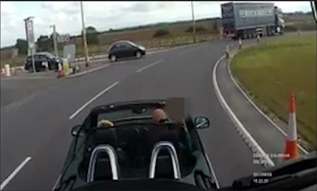 Automobilista inchioda davanti al tir per fare dito medio all'autista: denunciato