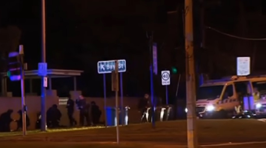 Melbourne, polizia uccide uomo che tiene ostaggio una donna. Isis rivendica