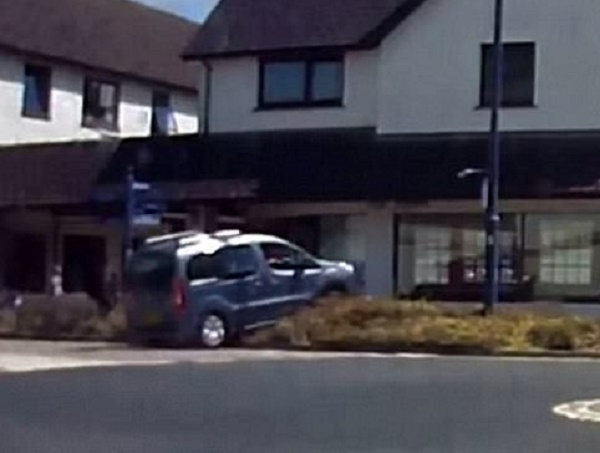 YOUTUBE Auto taglia la strada, sbanda e finisce nella vetrina di un negozio