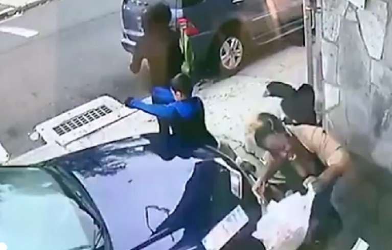 Donna si getta davanti auto impazzita e salva bambino