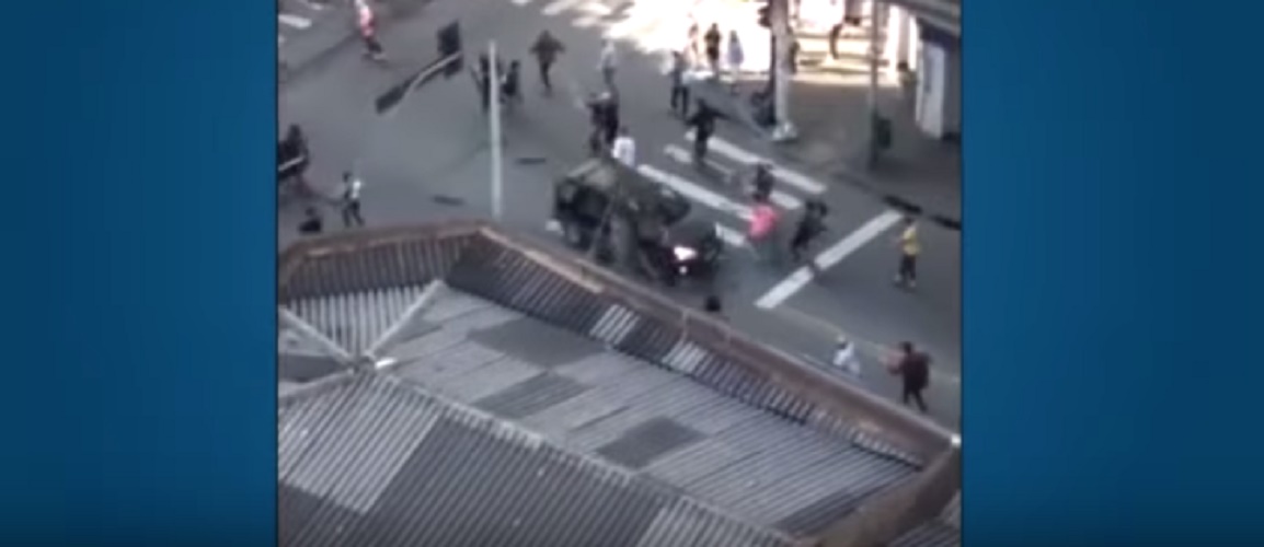 Falcia con auto skater a raduno e scappa via: folla inferocita lo insegue