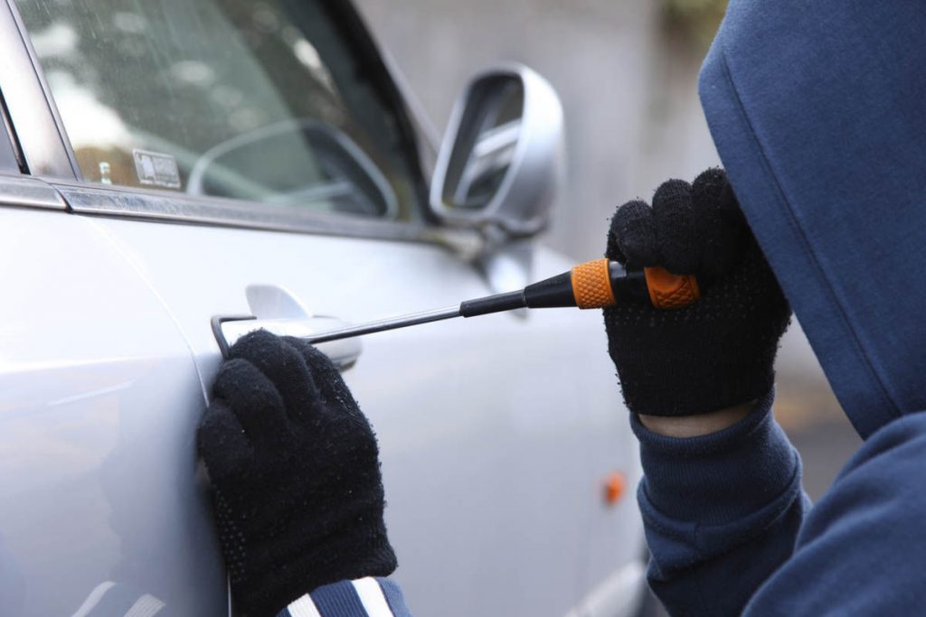 Cervia, entrano in hotel per fare check in e gli svaligiano l'auto in pochi minuti