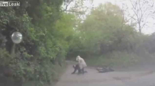 YOUTUBE Soccorre un motociclista dopo l’incidente ma dimentica il freno a mano...
