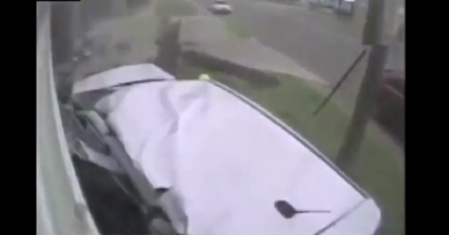 Auto non rispetta lo stop: lo schianto con il bus è inevitabile