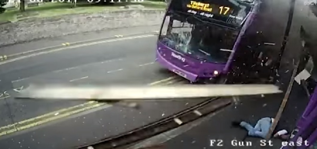 Cammina sul marciapiede, viene centrato in pieno dal bus e non si fa niente