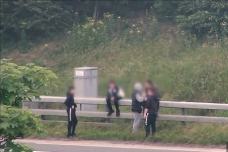Manchester, adolescenti "giocano" attraversando l'autostrada all'ora di punta