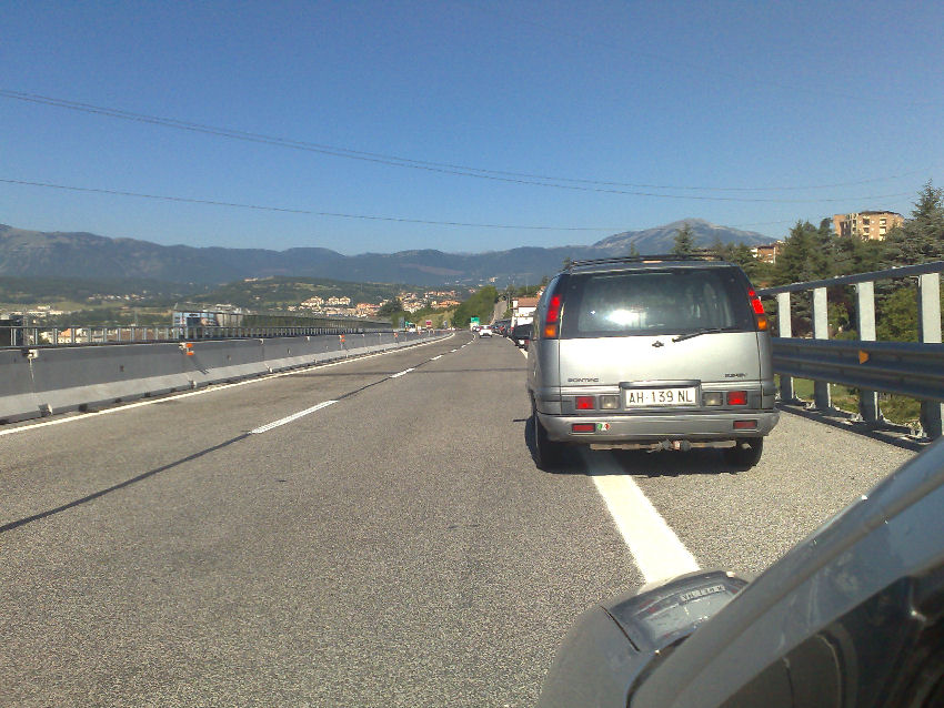 A1, uomo in corsia di emergenza travolto da tir: rischia un braccio