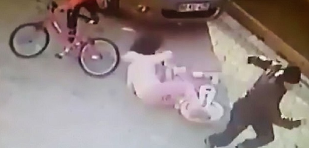 YOUTUBE Colpita alla testa a 9 anni mentre va in bicicletta: aggressore rischia 20 anni