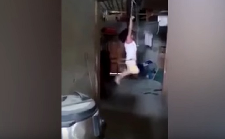 Beve latte senza permesso: la tata l'appende al soffitto per punizione