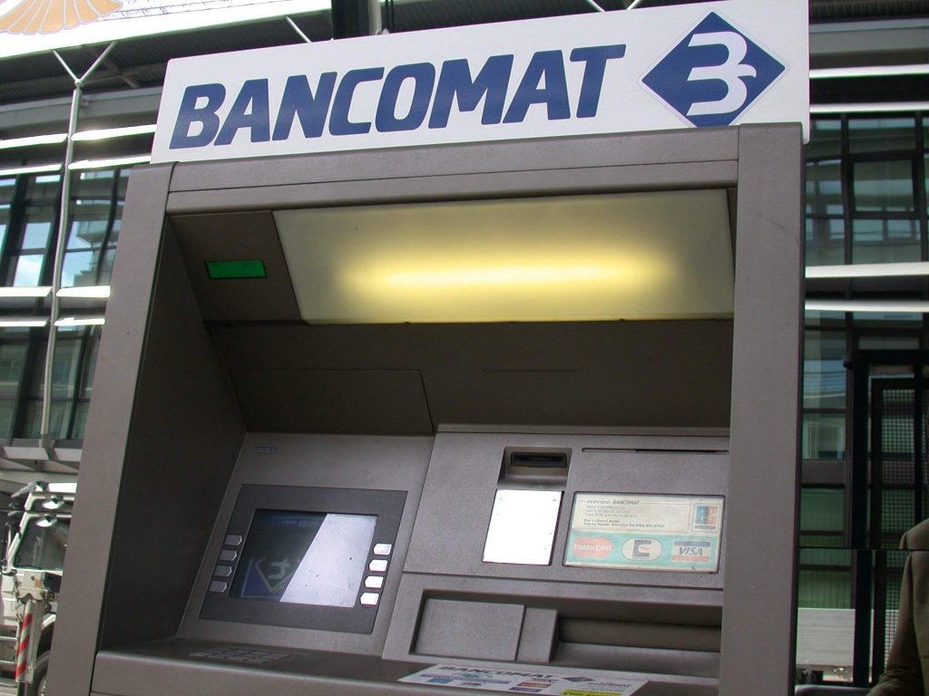 Modena, sradicavano sportelli bancomat con carro attrezzi: 11 rom arrestati
