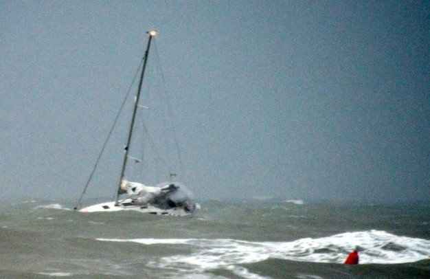 Lignano Sabbiadoro, escono in barca a vela col maltempo. Soccorsi poco dopo