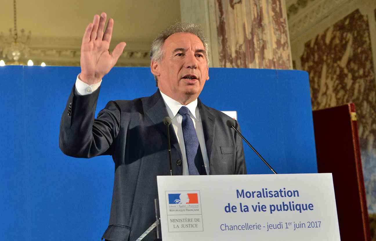 Francia. Si dimette anche il ministro Bayrou. Le inchieste decapitano i MoDem alleati di Macron