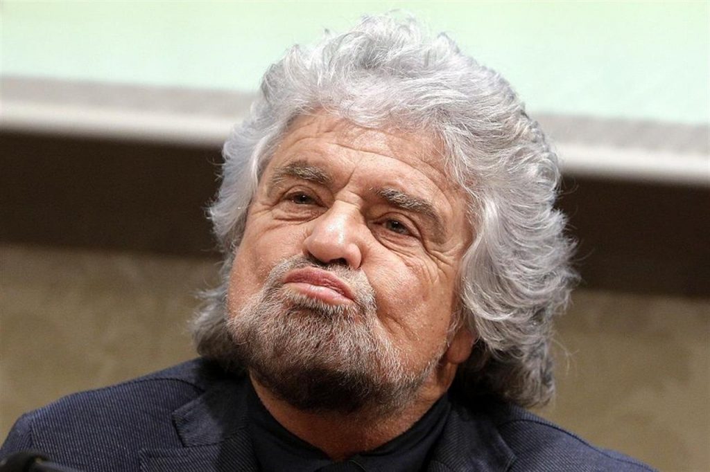 Beppe Grillo snobbato a Genova, in piazza 300 persone: "Voterete M5s di nascosto"