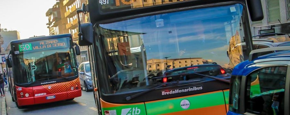 Bergamo, senza biglietto sul bus, ai controllori dice: "Sono dell'Isis". Denunciato