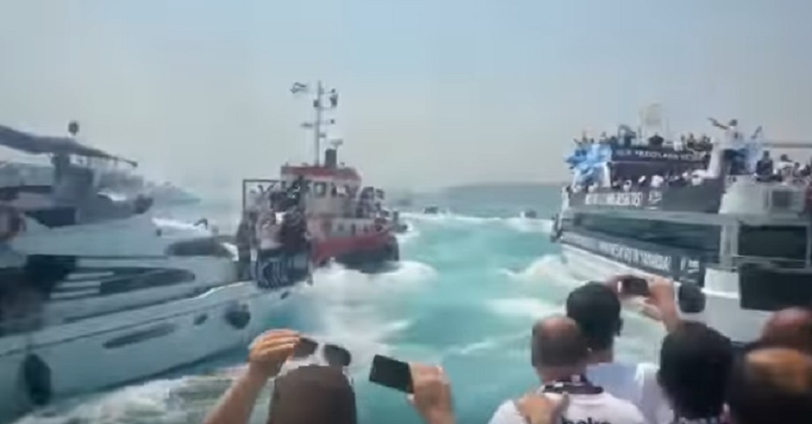 Besiktas vince scudetto: tifosi festeggiano con decine di barche sul Bosforo