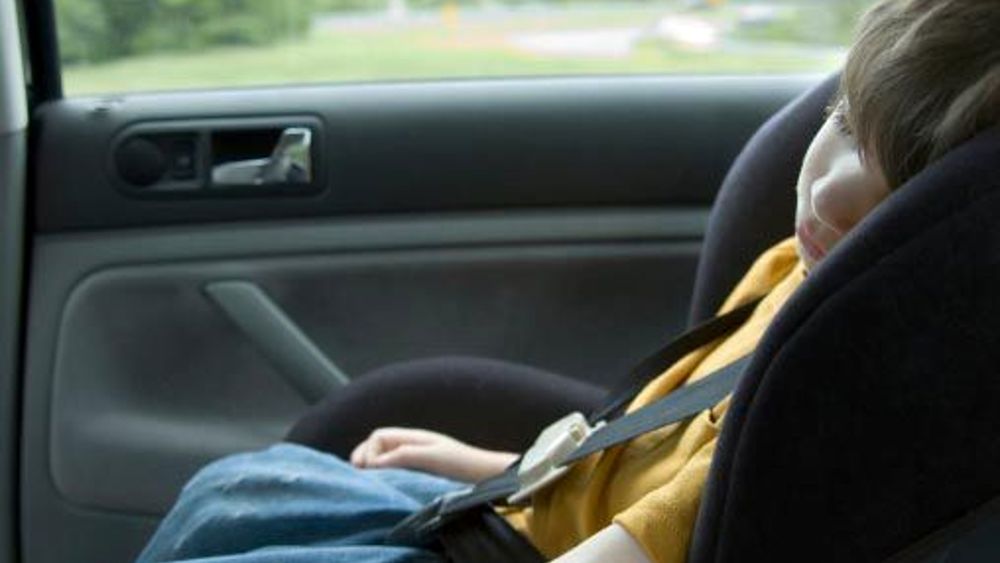 Modena, bimbo di 2 anni rimane chiuso in auto e la madre chiede aiuto