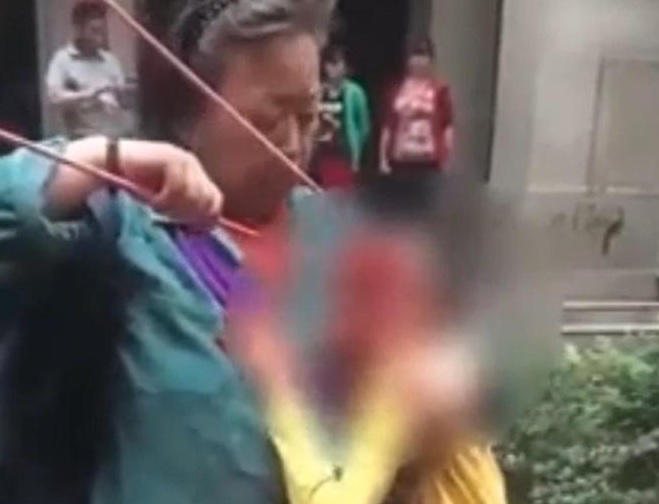 Cina, appendiabiti cade dal balcone e si conficca nel cranio del bimbo