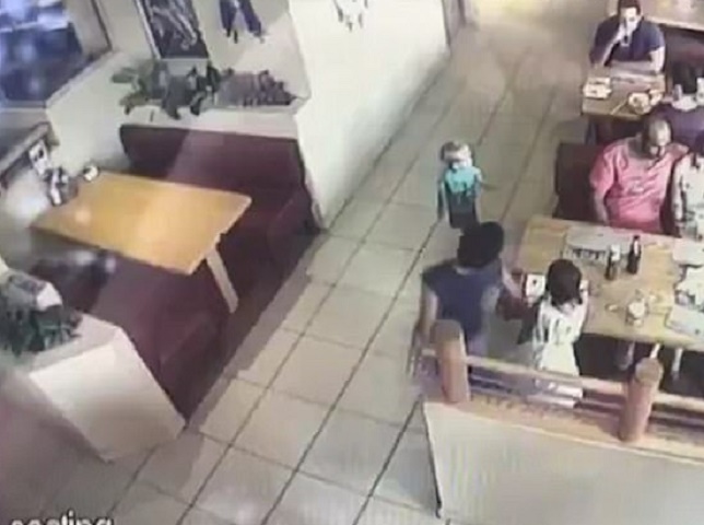 Bambino esce da solo da ristorante e sta per essere rapito: genitori se ne accorgono