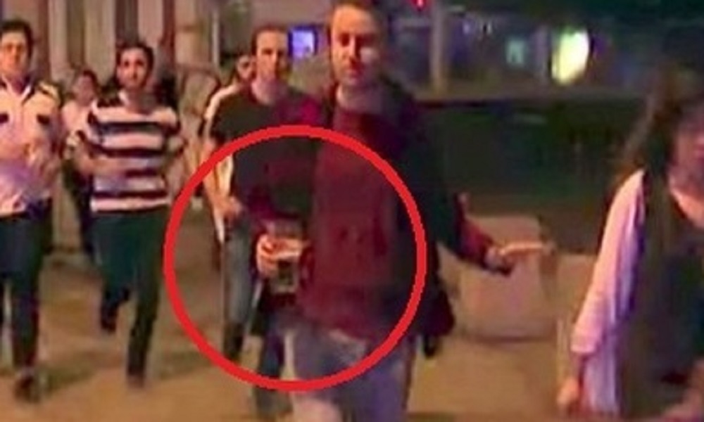Attentato Londra, in fuga con la birra in mano. La foto diventa cult: "Ecco perché l'Isis non vincerà mai"