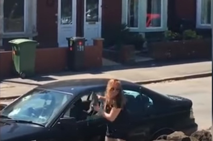 Fidanzato la tradisce, lei gli rompe i vetri della Bmw