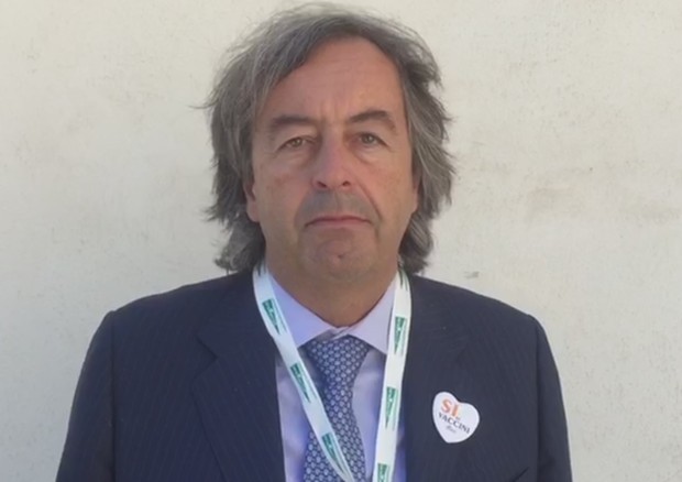 Roberto Burioni, Lorenzin propone una medaglia per il medico pro-vaccini minacciato