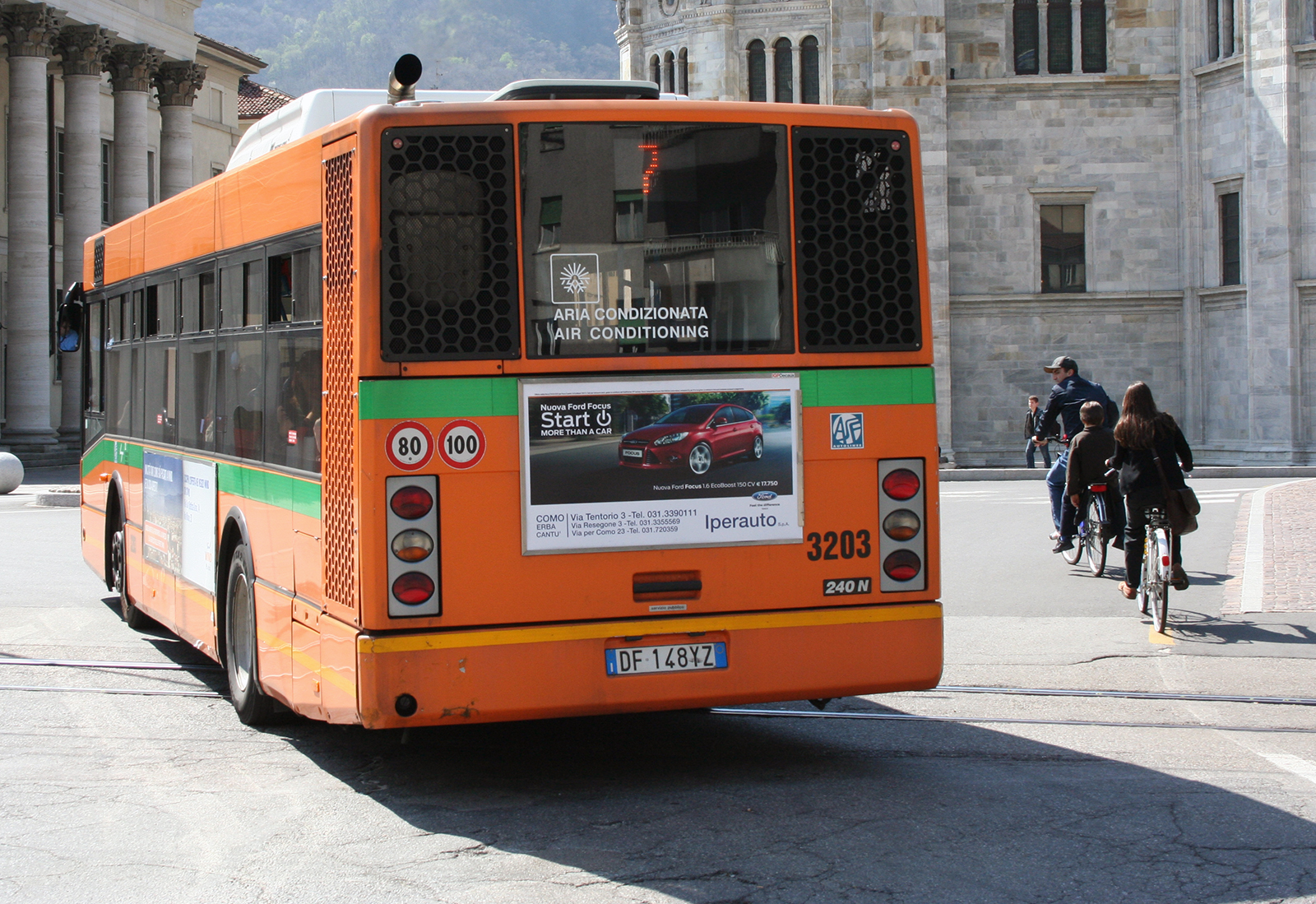 Como, ferma il bus per avere rapporti con una passeggera