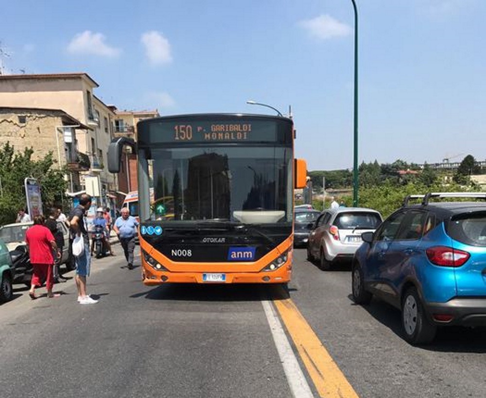 Napoli, autista ha malore e il bus si schianta: feriti e contusi