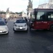Bus senza conducente travolge auto a piazza Venezia a Roma